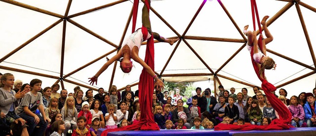 Eine der Nummern im Zirkus &#8222;Para...en: Akrobatik an zwei Vertikaltchern   | Foto: Ute Schler