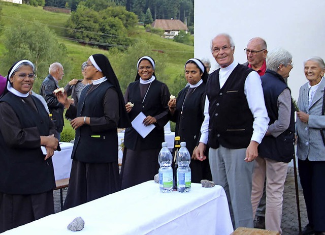 Auf den Gottesdienst mit Krutersegnun...mit den Besuchern des Gottesddienstes.  | Foto: Rolf-Dieter Kanmacher