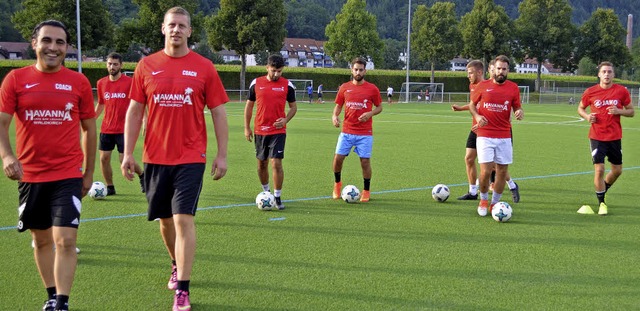 Die beiden Trainer Cahit Adanur und Pi...Training auf dem Kollnauer Sportplatz   | Foto: Nikolaus Bayer