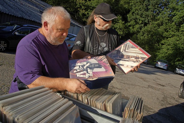 Die erste Schallplattenbrse in Karsau...Aussteller Sigi Fester statt (links).   | Foto: Petra Wunderle