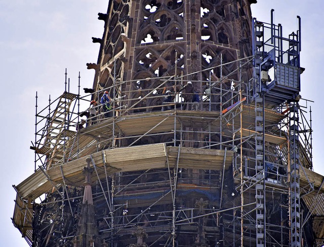 Das Gerst um den Turmhelm wird von 82 auf 78 Meter zurckgebaut.   | Foto: Michael Bamberger