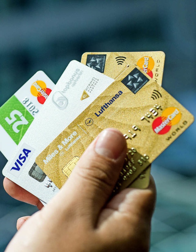 Beliebtes Zahlungsmittel: die Kreditkarte  | Foto: DPA