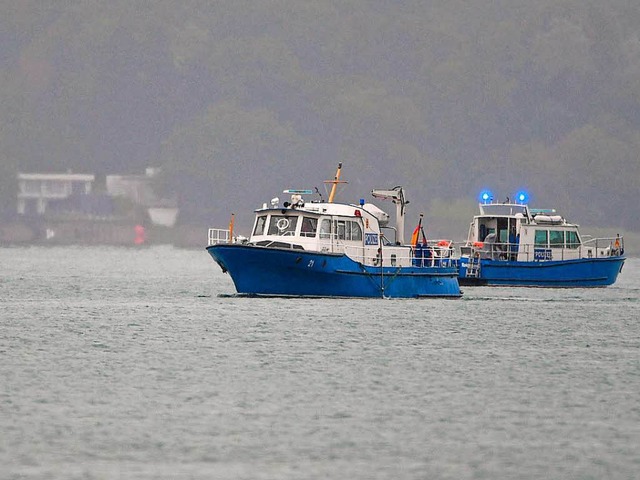 Die Suche nach Wrackteilen im Bodensee geht nach dem Flugzeugabsturz  weiter.  | Foto: dpa