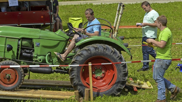 Unter den kritischen Blicken der Jury ...aben beim Schlepperturnier in Freiamt.  | Foto: Benedikt Sommer