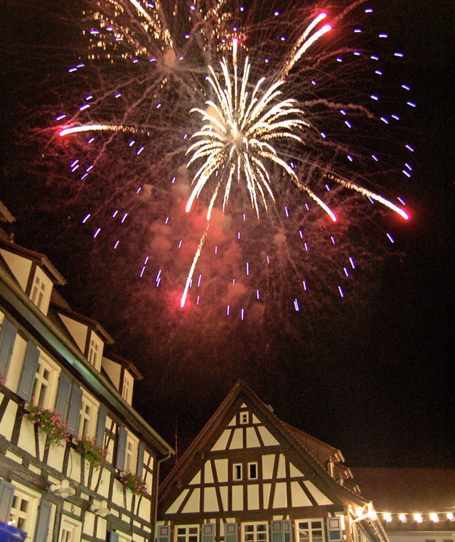 Ein prchtiges Feuerwerk erleuchtete z...m Montag den Emmendinger Nachthimmel.   | Foto: Christian Ringwald