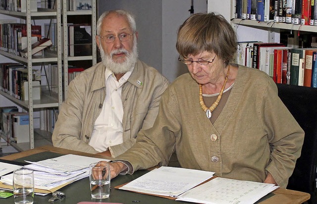 Rdiger Stegemann und Helga Kuhnert vo...ortrag zu Genmanipulationen an Bumen.  | Foto: Reinhard Cremer