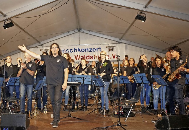 Die Stadtmusik Waldshut mit ihrem Diri... und den Spendenbetrag von 10626 Euro.  | Foto: Ursula Freudig