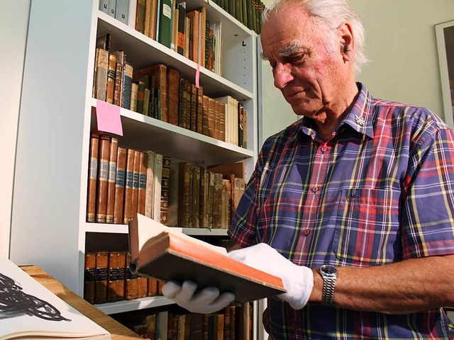 Jrgen Mller hat seinen Platz fr sei...nd in der Klosterbibliothek gefunden.   | Foto: Erich Krieger