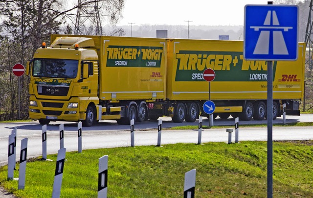 Politisch umstritten: die 25 Meter langen Gigaliner | Foto: DPA Politisch umstritten: die 25 Meter langen Gigaliner | Foto: DPA