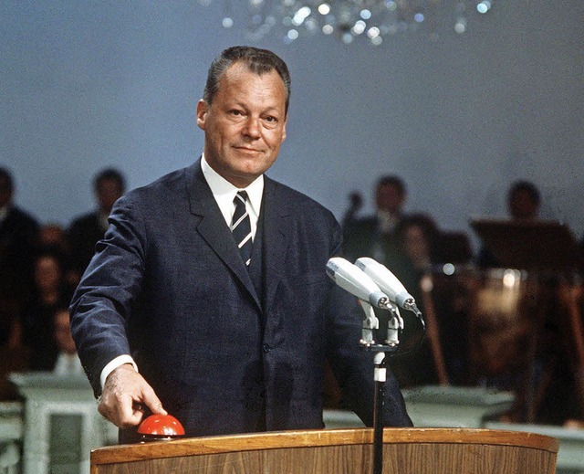 Willy Brandt drckt auf den Farbfernsehknopf: Der war  eine Attrappe.   | Foto: dpa
