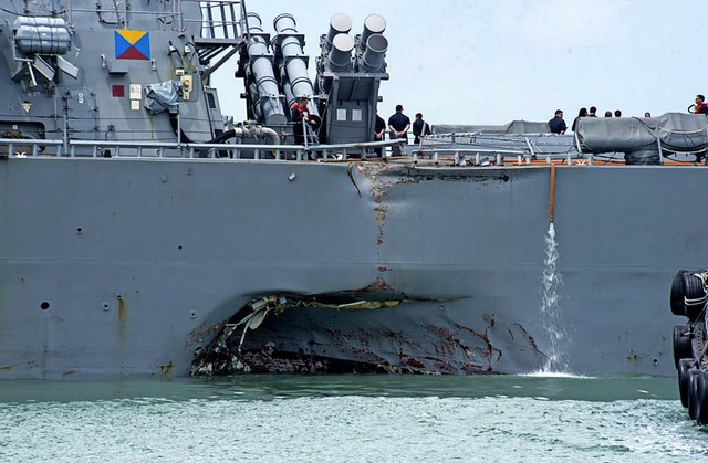 Ein groes Loch klafft auf der Backbordseite des Kriegsschiffs.   | Foto: dpa