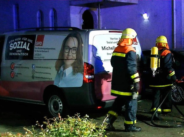 Feuerwehrleute stehen neben zwei  Auto...ieser Art, der sich in Herne ereignet.  | Foto: dpa