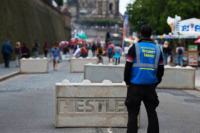 Wie beim Dresdner Stadtfest sollen  au...fahrtsstraen die Sicherheit  erhhen.  | Foto: dpa
