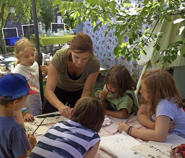 Sandra Wiegert, die nebenberuflich als...eitet die Kinder zu kreativem Tun an.   | Foto: Vera Doering