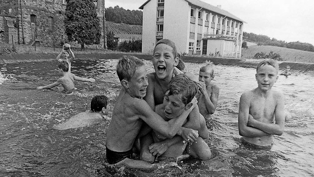 Viel Spa hatten Kinder aus Berlin bei...en im Lschteich der Domne Hochburg.   | Foto: Armin E. Mller