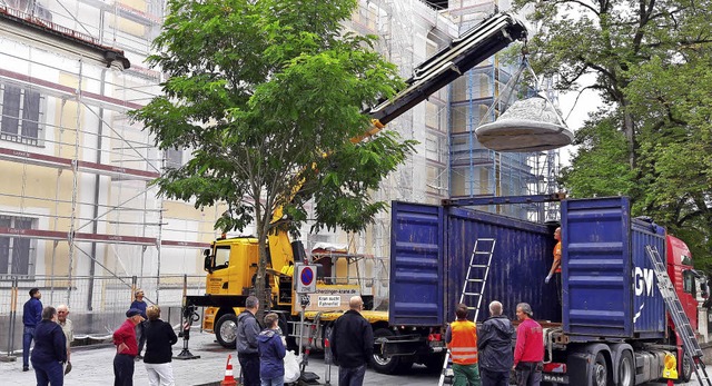 Fr Diskussionen hat der sieben Tonnen...n wurde er aus dem Container gehievt.   | Foto: Birgit Mller
