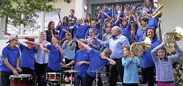 Mit Spa bei der Sache sind die Jungmusiker mit Dirigent Josef Klein.   | Foto: Musikverein