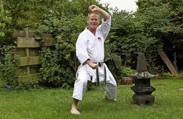 Trainiert auch mal im Garten: Andreas Einecker   | Foto: Rita Eggstein