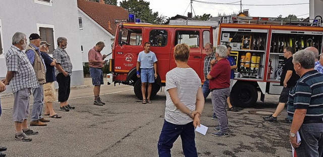 Die Genossen aus Zell begutachteten da...Dienstfahrzeug der Feuerwehr Gresgen.   | Foto: SPD Zell