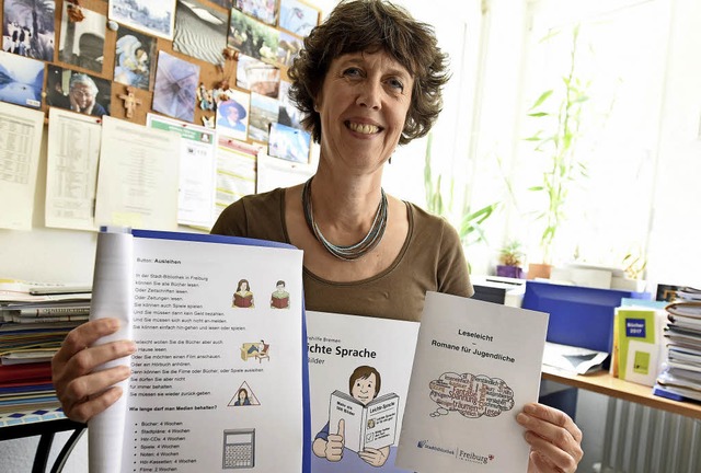 Ann-Katrin Trke prsentiert einfach f...tes Infomaterial der Stadtbibliothek.   | Foto: Rita Eggstein