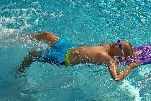 Lebensntig: Kinder lernen schwimmen