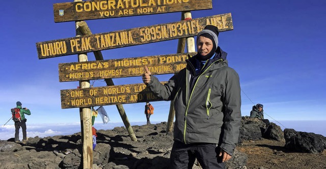 Geschafft: Sven Baumer steht auf dem mit 5895 Metern hchsten Punkt von Afrika.   | Foto: Privat