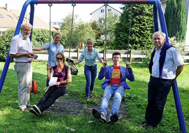 Die Teilnehmer der Tour beim Schaukeln.   | Foto: SPD OV Herten