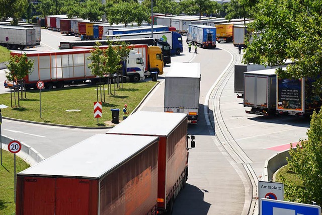 Der Zollhof  am Autobahngrenzbergang ist berlastet.  | Foto: Joel Salathe