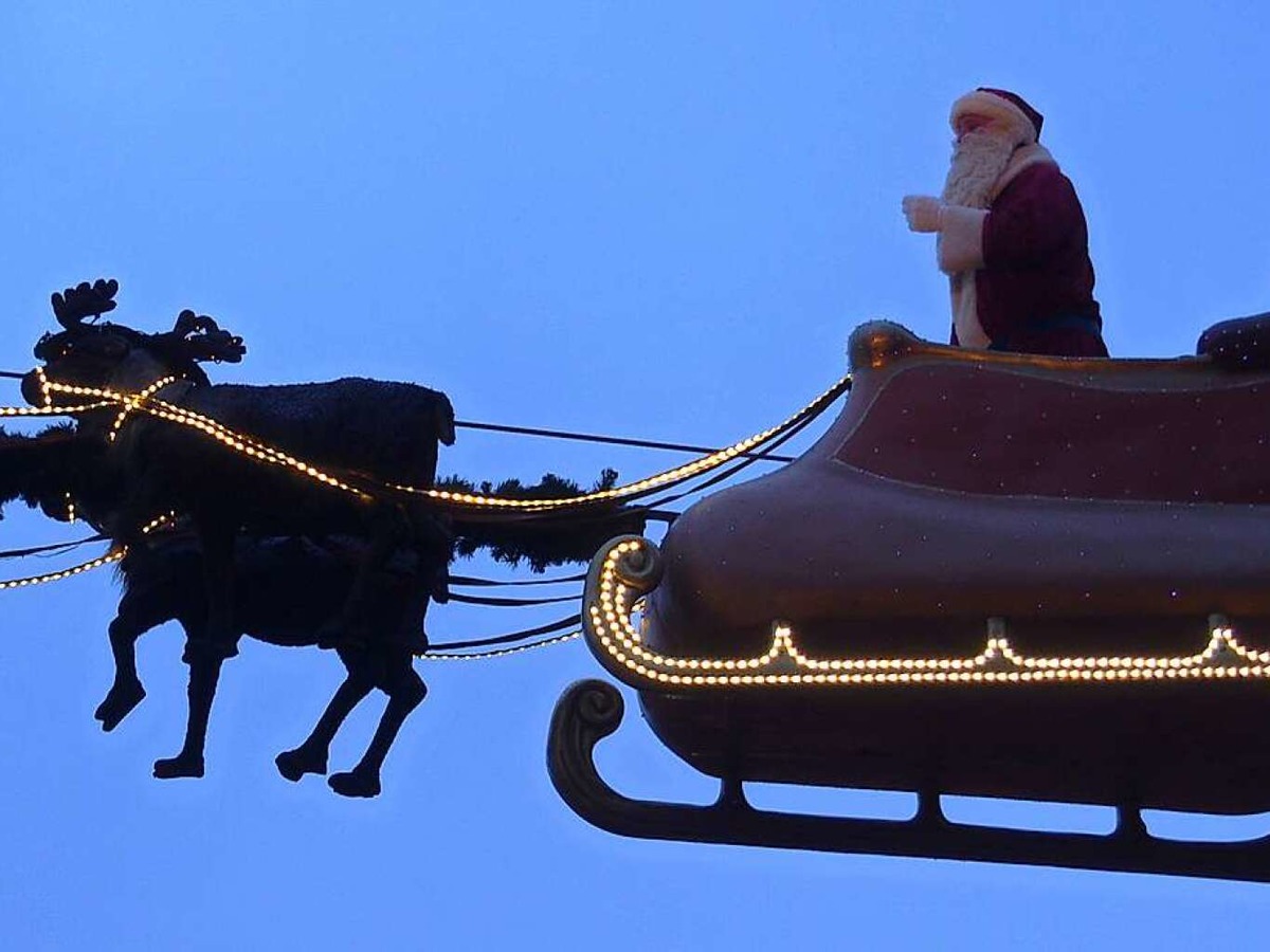 Nacht: „Ho, ho, ho“ schallt es von oben. Der Nikolaus berfliegt den Weihnachtsmarkt auf dem Rathausplatz in Hamburg. Platz genommen htten gerne Schillers aus Wyhlen