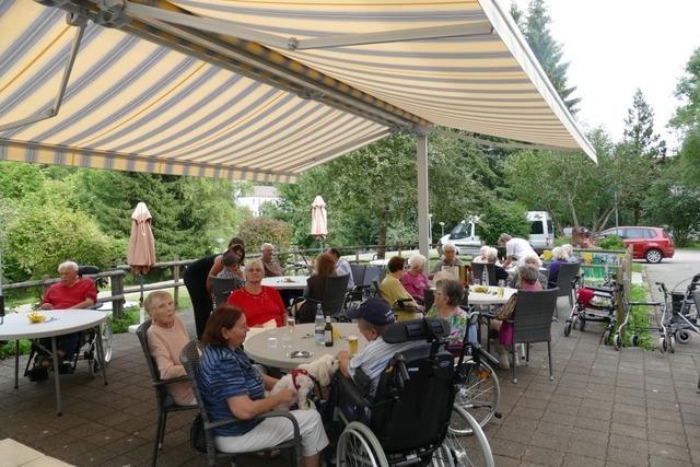 16 Uhr im Altenheim:Vorfreude auf den Grillabend