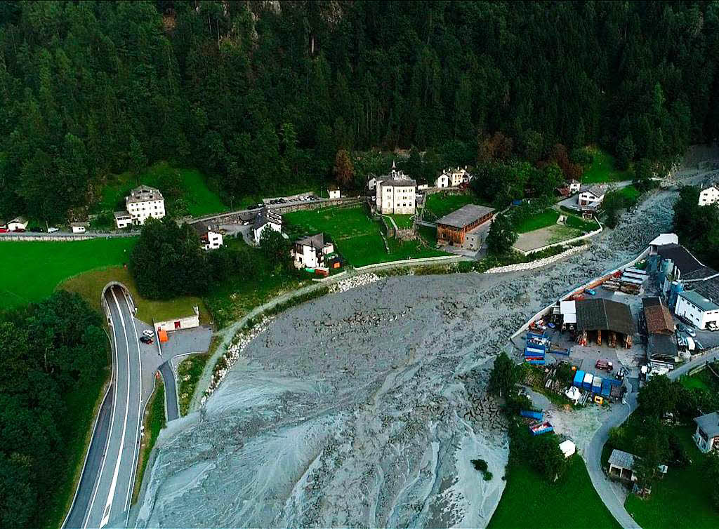 Im Schweizer Kanton Graubnden ist eine gewaltige Gerlllawine vom Piz Cengalo abgegangen.