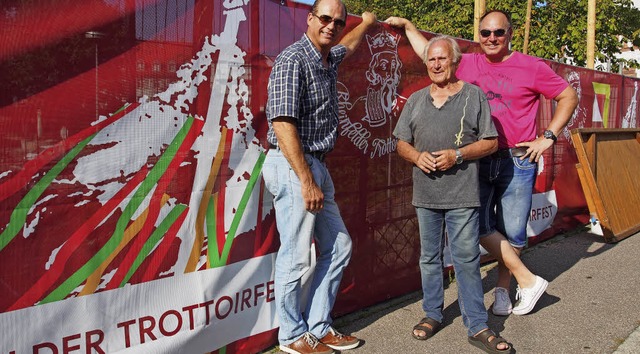 Die Trottoirfest-Organisatoren Helmut ...vor dem Banner mit dem neuen Festlogo   | Foto: Boris Burkhardt