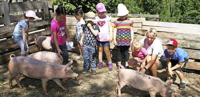 Tiere fttern durften Kinder beim Ferienprogramm-Angebot  des  Hofs Dinkelberg.  | Foto: Ralph Lacher