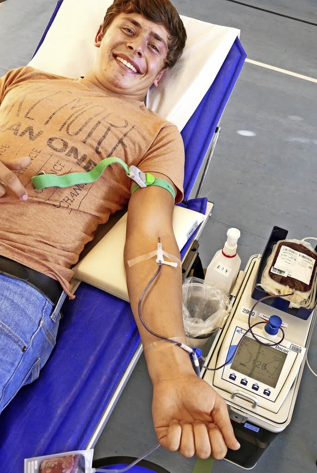 Entspannter Neuling beim Blutspenden: ...in den Beutel auf der Blutmischwaage.   | Foto: Ellen Dobler/Silas Schwab