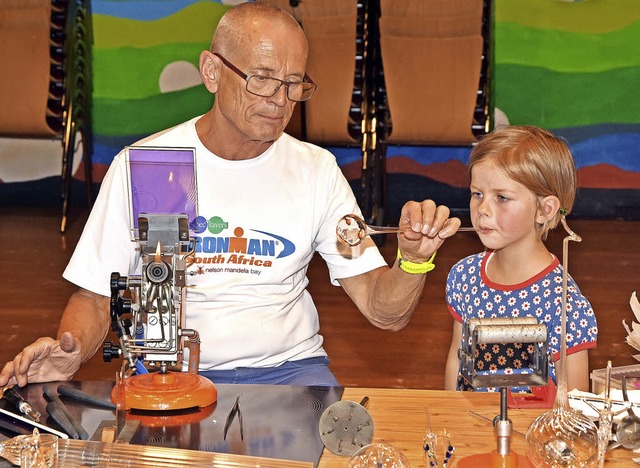 Die fnfjhrige Eva aus St. Blasien fr... ber das Glasblserhandwerk erzhlt.   | Foto: Stefan Pichler