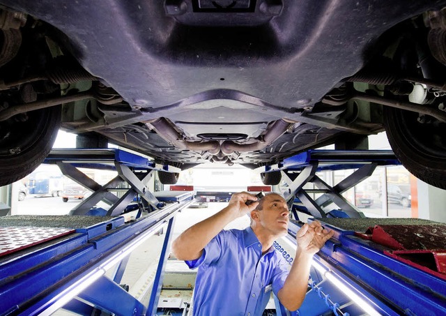 Die Experten in der Werkstatt schauen genau hin.   | Foto: dpa