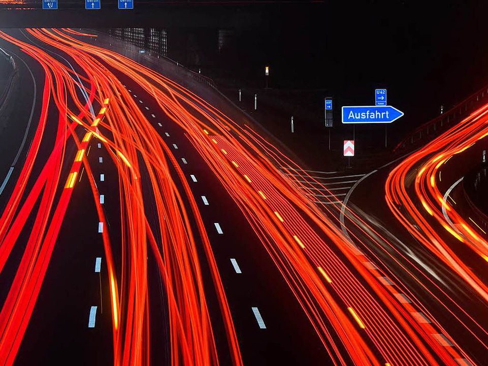 Wichtige Ader für den Gütertransport: Lkw- und Pkw-Leuchtspuren auf der Autobahn  | Foto: DPA