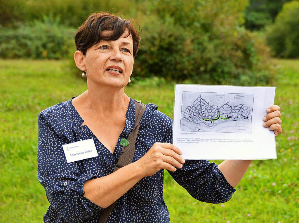Manuela Eder zeigt einen Stadtplan von 1911, in dem der innere Grnring schon als Waldgrtel eingezeichnet war.
