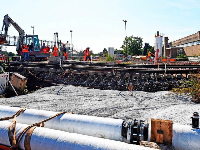 Bald soll hier eine Betonplatte die Gleise sichern.  | Foto: dpa