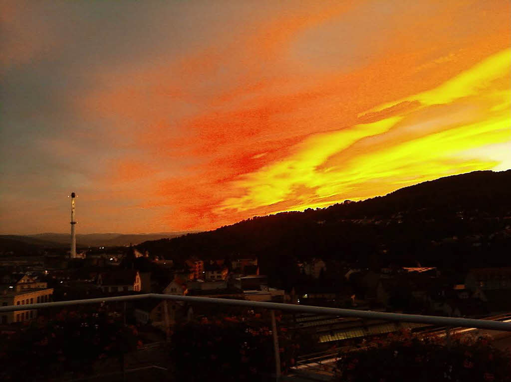 Hans J. Kist: Sonnenuntergang / Abendrot ber Lrrach, gesehen vom Dach aus des Kreiskrankenhauses.
