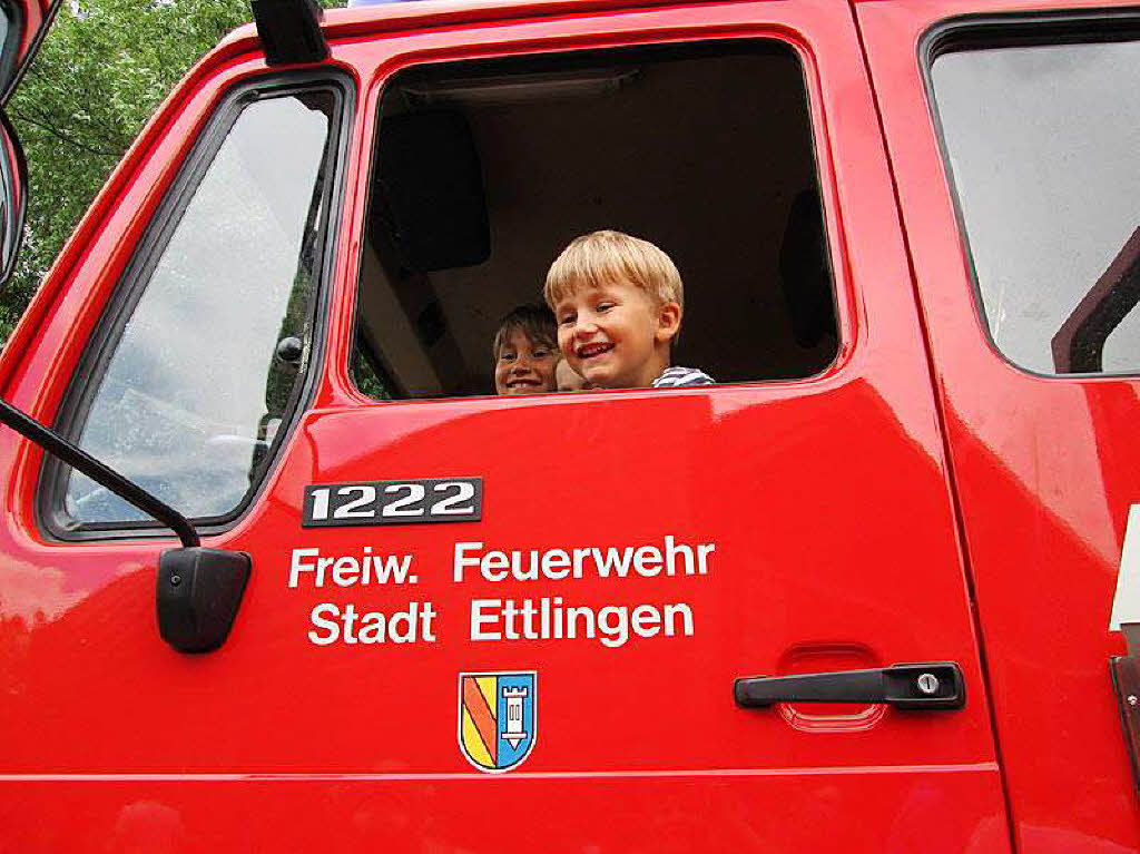 Gudrun Hollenwger: Meine Enkel bei Feuerwehrmann Opa Alfred in Ettlingen