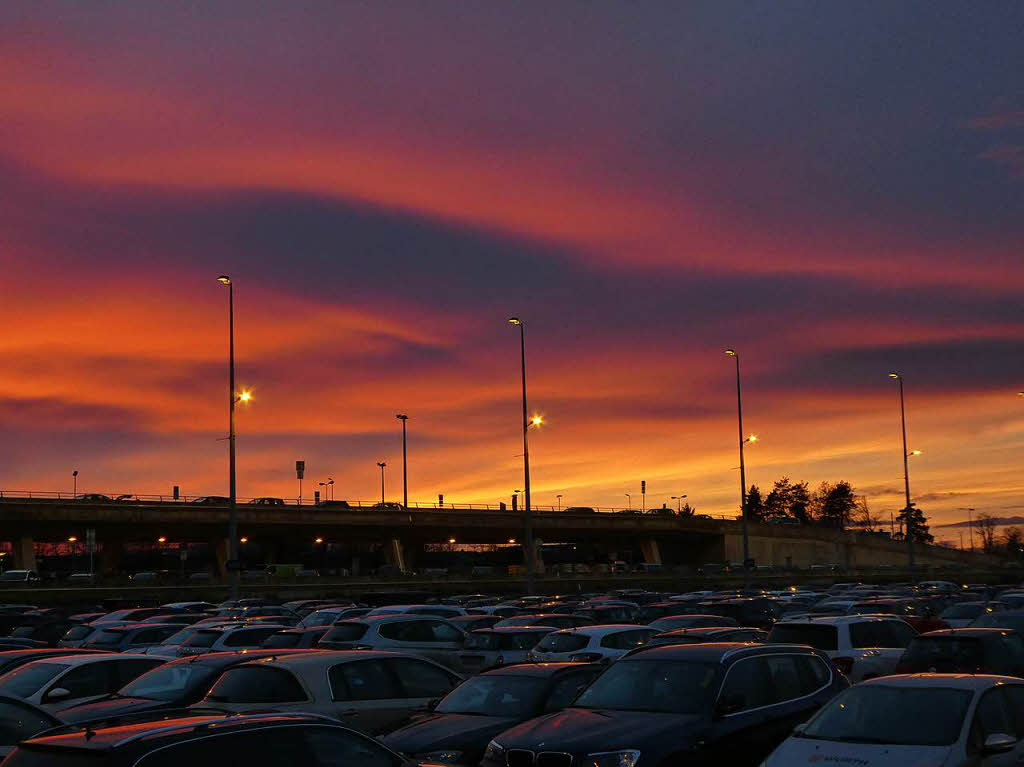 Dagmar Hitzfeld: Roter Himmel - Dieses Foto entstand im Mrz am Parkplatz des Flughafens Basel - Mulhouse. Die Abenddmmerung war beeindruckend.