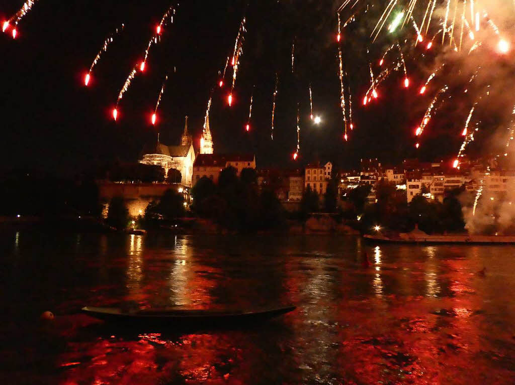 Dagmar Hitzfeld: Rhein in Flammen. Das Foto entstand am 31.7 in Basel beim Feuerwerk anlsslich des Schweizer Nationalfeiertags. Zu sehen ist im Hintergrund das Basler Mnster.