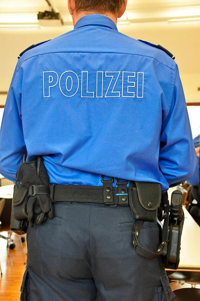 Unbekannte haben in Aesch eine junge F...ie Schweizer Polizei mit (Symbolbild).  | Foto: Daniel Gramespacher