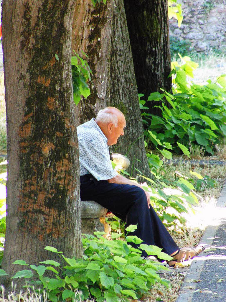 Auf der  Reise  durch die Toskana: Ein alter Mann macht eine Pause auf der Strecke zwischen Volterra und San Giminano.