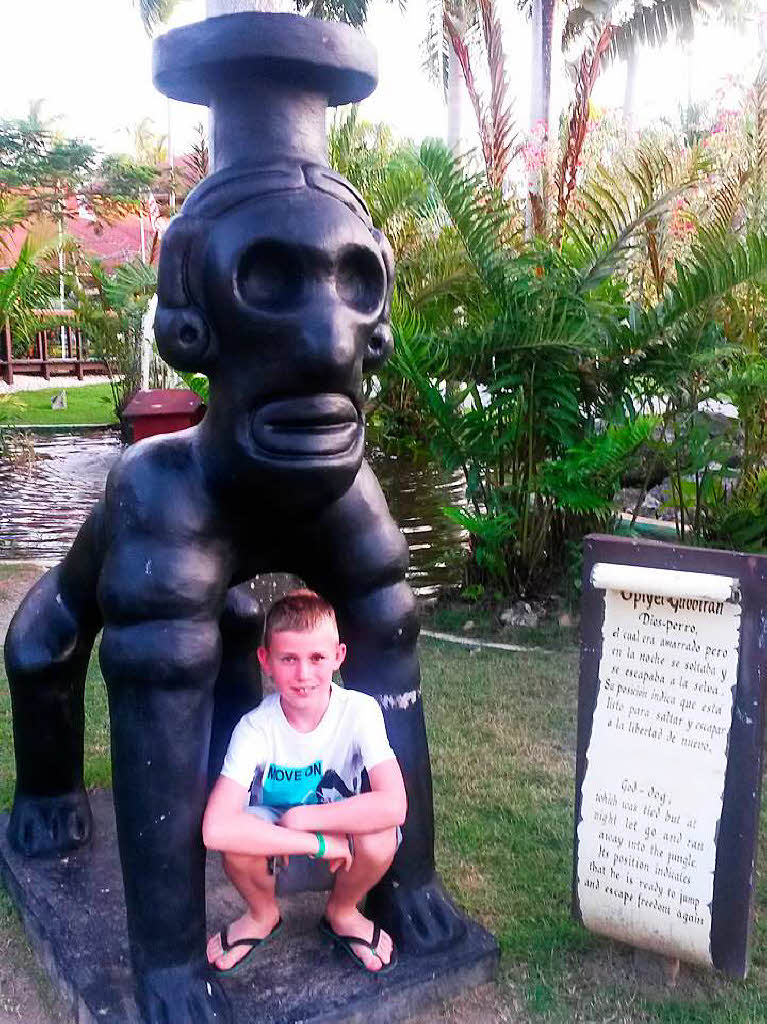 Louis, der Enkel von Jrgen Fleig aus Kippenheim, vor  einer Statue in der Domenikanischen Republik.