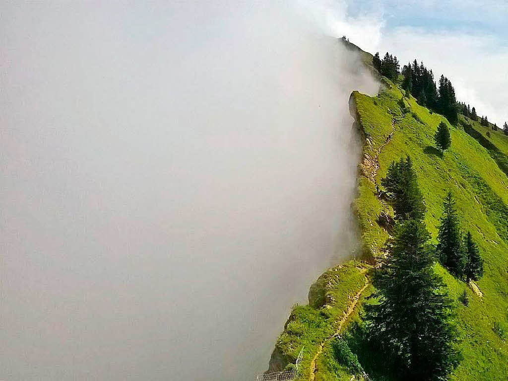 Bedrohliche Nebelwand?  Aufgenommen  im Bregenzerwald in sterreich, oberhalb von  Bezau, von Marina Betzle aus Ettenheim.