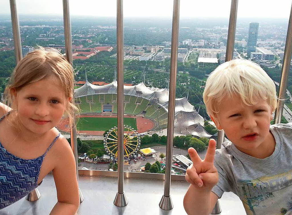 Lina und Hannes Sum  aus Lahr auf dem Olympiaturm in Mnchen