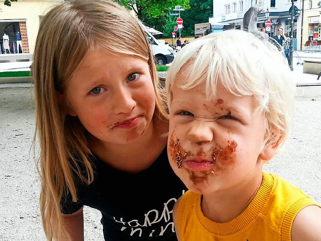 Es schmeckt offensichtlich: Lina und Hannes Sum  aus Lahr beim Eis essen in Mnchen.