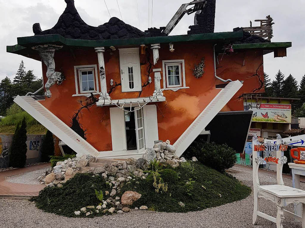 Ein witziges Motiv hat Tatjana Zimmermann aus Ettenheim  in Terfens/Schwaz in sterreich entdeckt: ein Haus, das auf dem Kopf steht.